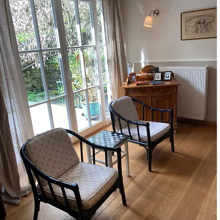 Eine Gemuetliche Mit Garten