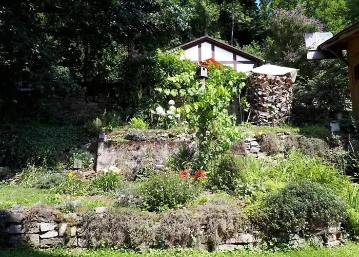 Eine Gemuetliche Mit Garten